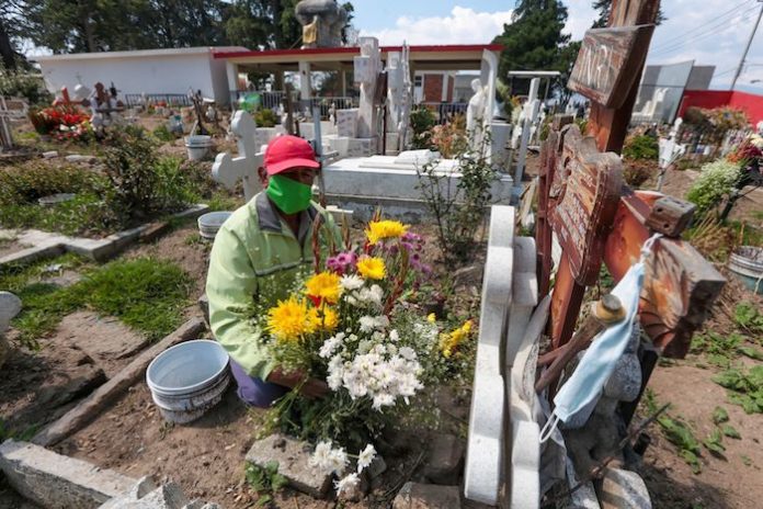 Adornan panteones en Toluca por el Día de las Madres, las visitas de familiares fueron restringidas y los panteones permanecen cerrados ante la contingencia por COVID-19.