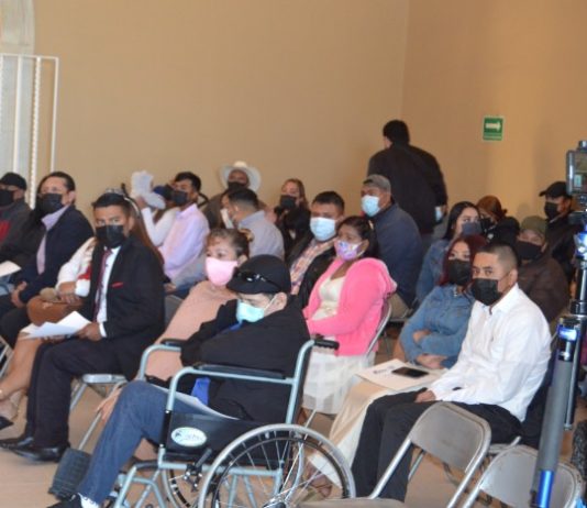 Se casan por lo civil 10 parejas en matrimonio colectivo