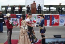 Realizan a mitad de puente internacional el ‘abrazo’ entre los dos laredos