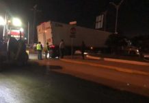 Mala maniobra de chofer a punto de causar volcadura de tráiler