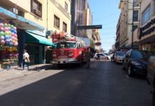 Se desprenden cristales de la ventana de un edificio, bomberos acude a quitar los restos