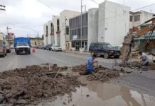 Por fuga de agua cierran la avenida Sexta