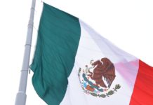Encabeza Alcalde de Tampico Izamiento de Monumental Bandera en el Parque Urbano del Carpintero