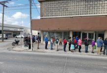 Se organizan las filas de beneficiarios en el Banco del Bienestar