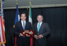 Recibe Gobernador Cabeza de Vaca las llaves de la ciudad de McAllen.
