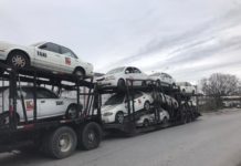 Trasladan vehículos decomisados a deshuesadero en Nuevo León.