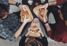 Qué alimentos comer para vivir más años: una dieta saludable aumenta más de una década la expectativa de vida