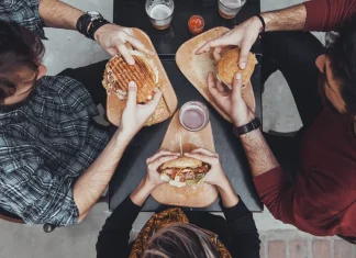 Qué alimentos comer para vivir más años: una dieta saludable aumenta más de una década la expectativa de vida