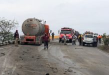 Choque de pesadas unidades genera movilización de equipos de emergencias