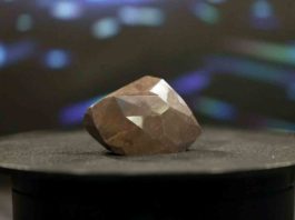 El mayor diamante negro natural del mundo se subasta por 4,3 mdd