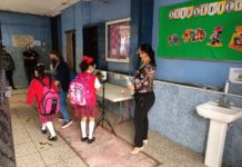 Renuencia de padres a clases presenciales por falta de vacunación a niños.