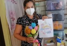Emprendedora teje para sacar adelante a hijas y nietas