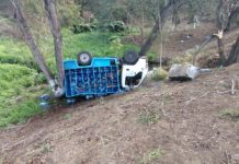 Viven para contarla, tripulantes de camión repartidor de agua purificada sufren volcadura