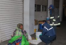 Vive en el abandono, solo y sin recursos