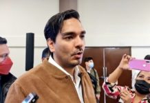 Alcalde invita a que se inscriban a las becas de titulación municipal