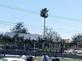 Chocan unidades y dejan daños materiales en concurrida carretera