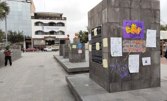 Limpian actos vandálicos de jovencitas “feministas”
