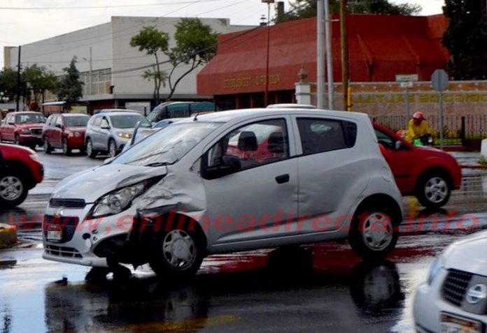 Lluvia deja accidentes viales con daños materiales en unidades