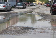 Calle Hawái inundada y repavimentada tres veces