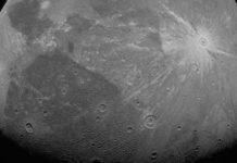 La sonda Juno de la NASA revela enormes cráteres desconocidos y brillantes auroras en Ganímedes, la mayor luna de Júpiter