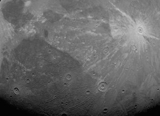 La sonda Juno de la NASA revela enormes cráteres desconocidos y brillantes auroras en Ganímedes, la mayor luna de Júpiter