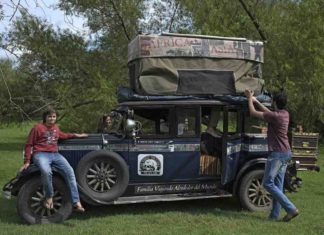 Familia llega a casa tras 22 años de viaje en automóvil de 1928