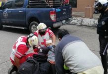 Se desvanece abuelito en zona centro de Tampico y sufre profunda herida en la cabeza