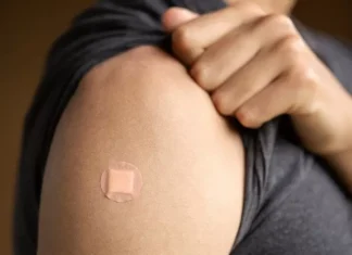 Covid: las 4 fases que experimenta tu cuerpo al ponerte la vacuna (y cuán rápido podrían producirse efectos secundarios)