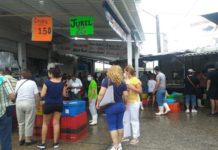 Abarrotan “La Puntilla” en busca de pescados y mariscos, a pesar de que encarecieron