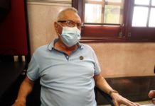 Sorprendieron a dos turistas dando de comer a cocodrilos