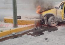Arde unidad y deja solo daños en concurrida carretera