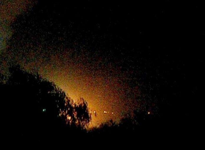 Bomberos sofocan incendio en concurrido sector popular