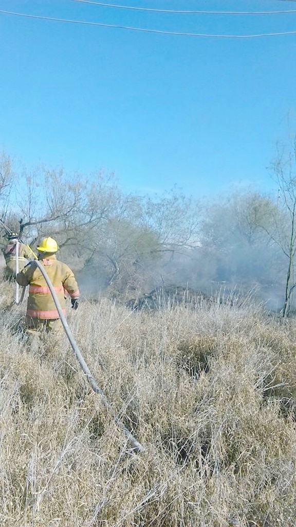 Bomberos sofocan pastizal que dejara daños y contaminación