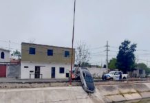 Cae unidad al dren de las Mujeres y deja solo daños materiales