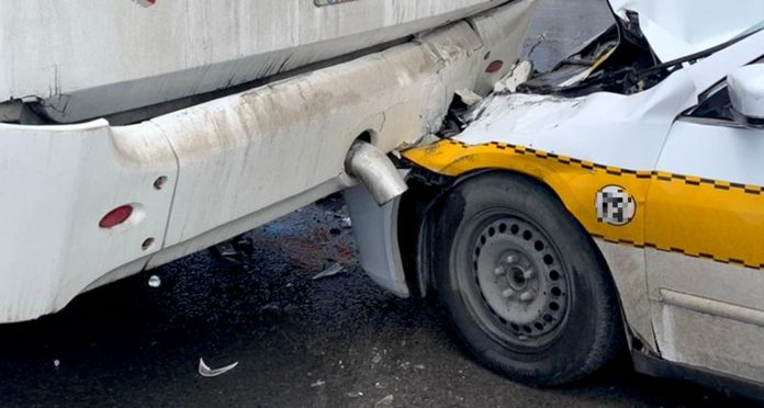 Chocan unidades y dejan daños materiales en vialidades