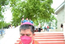 Gobernador de Texas hace sufrir más a los migrantes: Obispo