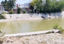 Hallan cadáver flotando sobre las aguas de un canal de aguas negras