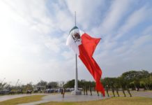 Realizan Izamiento de Monumental Bandera en el Parque Ferial de Tampico