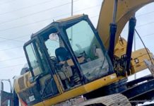Se le ladea retroexcavadora a tráiler y deja solo daños