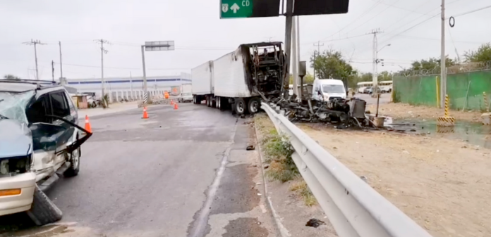 Se quema tráiler tras participar en accidente vial que dejo daños (2)