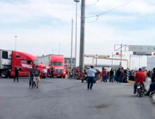 Transportistas exigen al gobierno federal y estatal intervenga con el gobernador de Texas