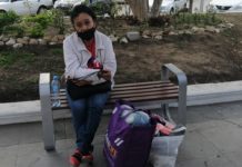 Hijos abandonan a su mamá en plaza principal