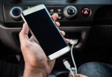 ¿Sabes por qué es malo cargar tu celular en el coche?