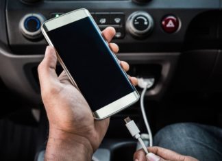 ¿Sabes por qué es malo cargar tu celular en el coche?