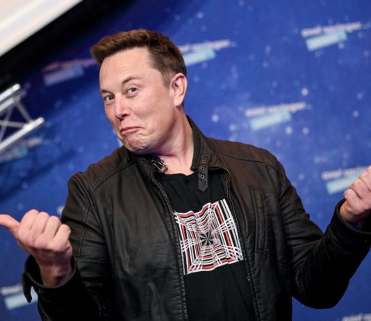 Elon Musk compra Twitter y desea que no borren sus peores críticas