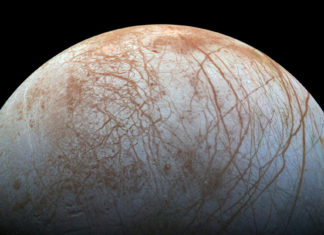 Una de las lunas de Júpiter podría tener bolsas en su corteza de hielo propensas para la vida, según un estudio