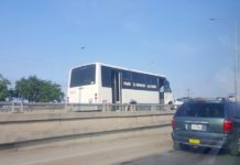 Accidente vial deja daños en unidades y caos