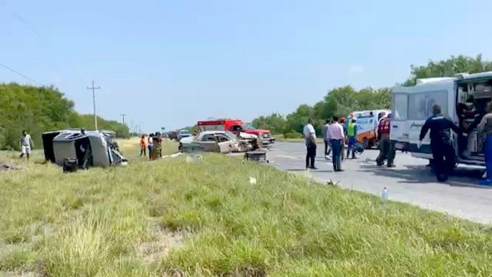 Aparatoso accidente deja una persona muerta y once lesionados (3)