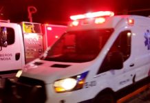 Auxilian unidad médica a persona atropellada en concurrida carretera