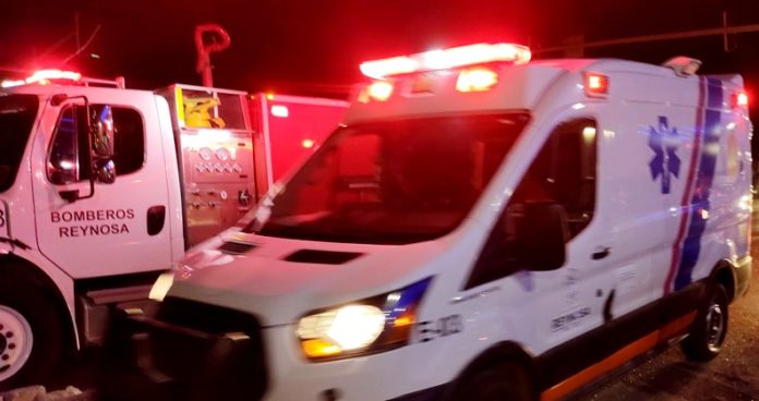 Auxilian unidad m_dica a persona atropellada en concurrida carretera